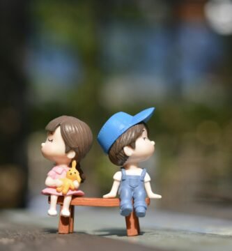 Cómo usar muñecos o figuras para enseñar empatía y emociones